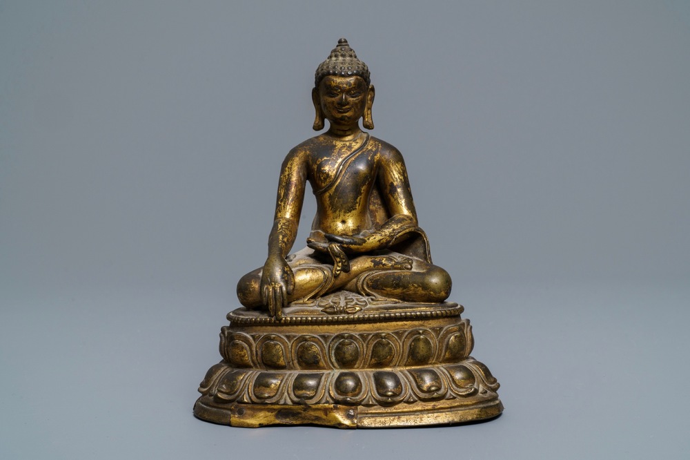 Une figure de Bouddha Shakyamuni en bronze dor&eacute;, Tibet, 14/15&egrave;me