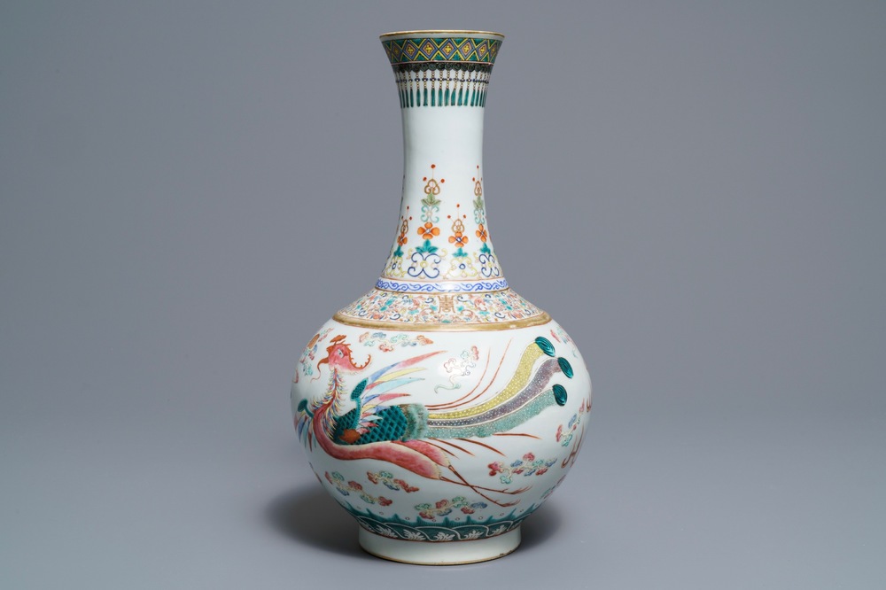Un vase de forme bouteille en porcelaine de Chine famille rose, marque et &eacute;poque de Guangxu