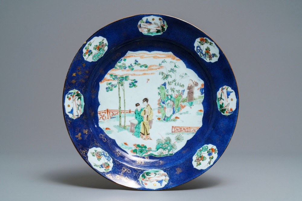 Een Chinese famille verte schotel met poederblauwe fondkleur, Kangxi