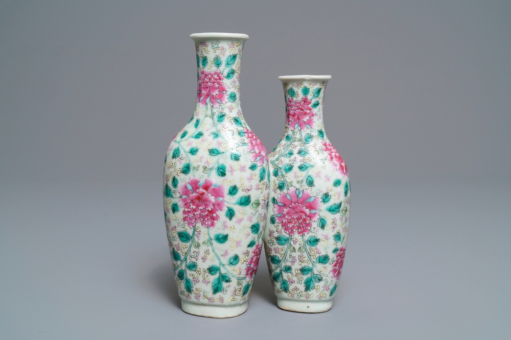 Un vase jumeau en porcelaine de Chine famille rose, 19&egrave;me