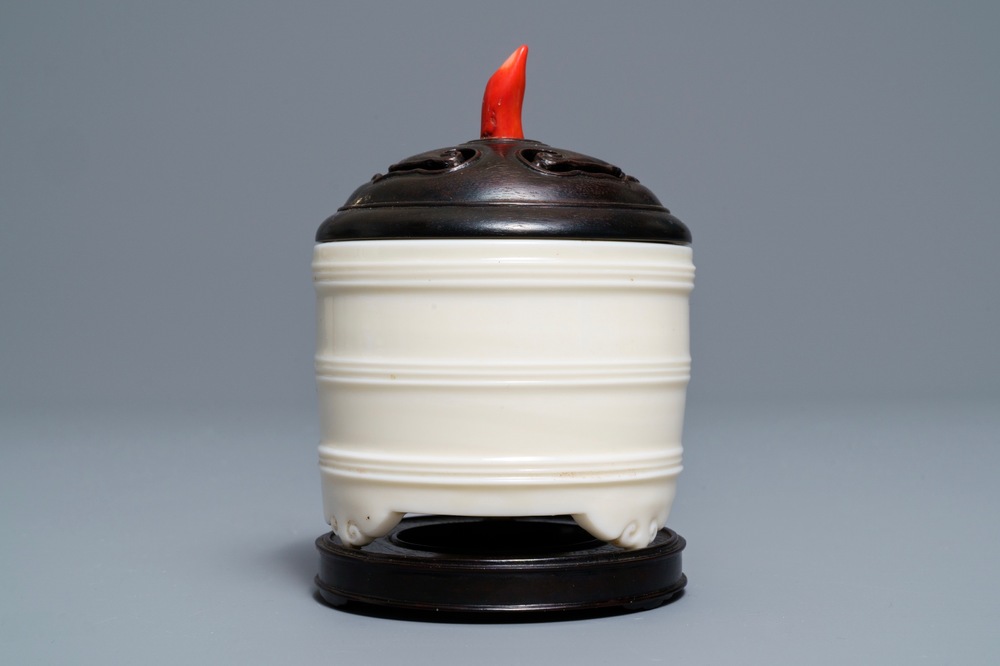 Un br&ucirc;le-parfum tripod en porcelaine blanc de Chine de Dehua, 19/20&egrave;me