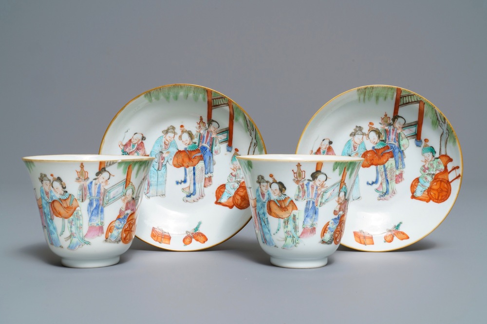 Une paire de tasses et soucoupes en porcelaine de Chine famille rose, marque et &eacute;poque de Xianfeng