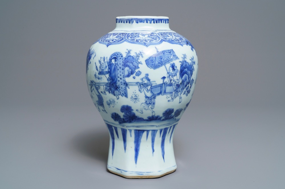 Een Chinese blauwwitte balustervaas met figuratief decor, Transitie periode