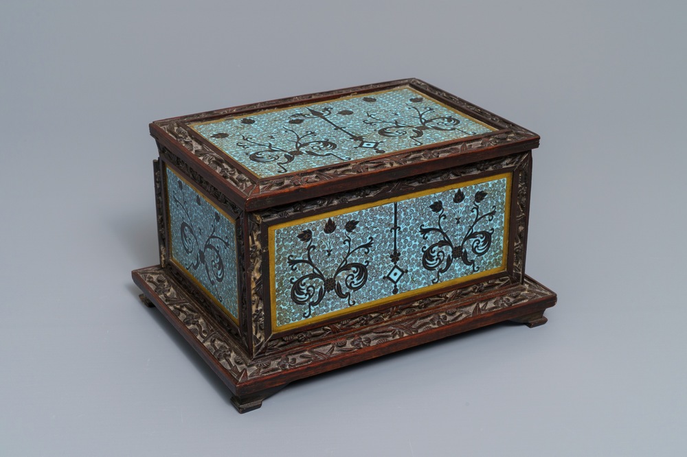 Une bo&icirc;te rectangulaire en bois sculpt&eacute; et &eacute;maux cloisonn&eacute;s, Chine, 19&egrave;me