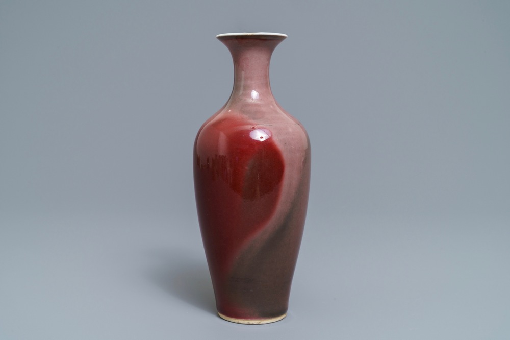 Un vase en porcelaine de Chine rouge monochrome flamb&eacute;, Kangxi