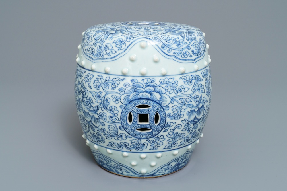 Een Chinese blauwwitte tromvormige armsteun, Qianlong