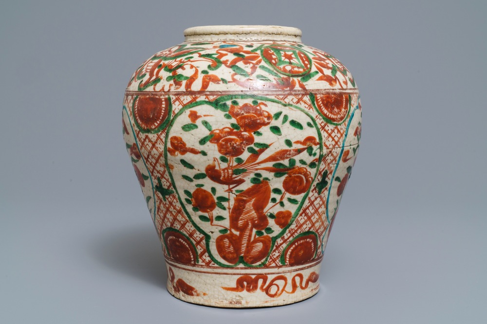Un vase en porcelaine de Chine dite 'de Swatow' &agrave; d&eacute;cor polychrome, Ming