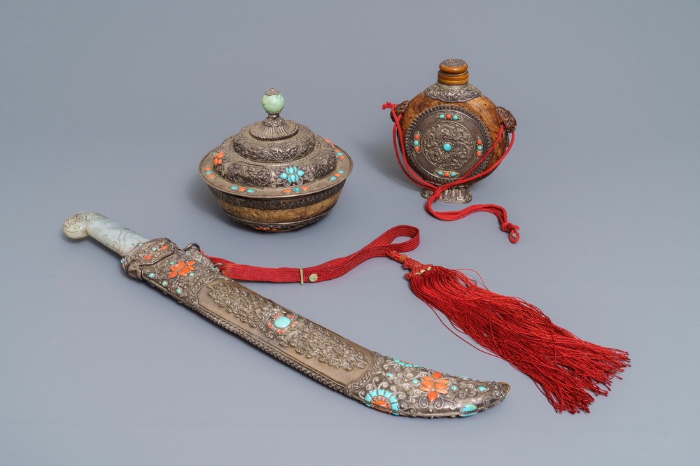 Une &eacute;p&eacute;e &agrave; poign&eacute;e en jade, un flacon et un bol couvert en argent incrust&eacute; de corail et turquoise, Tibet, 19&egrave;me