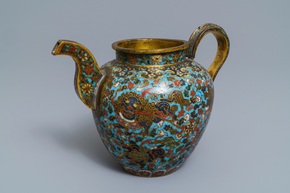 Een Chinese cloisonn&eacute; schenkkan met boeddhistische leeuwen, Ming