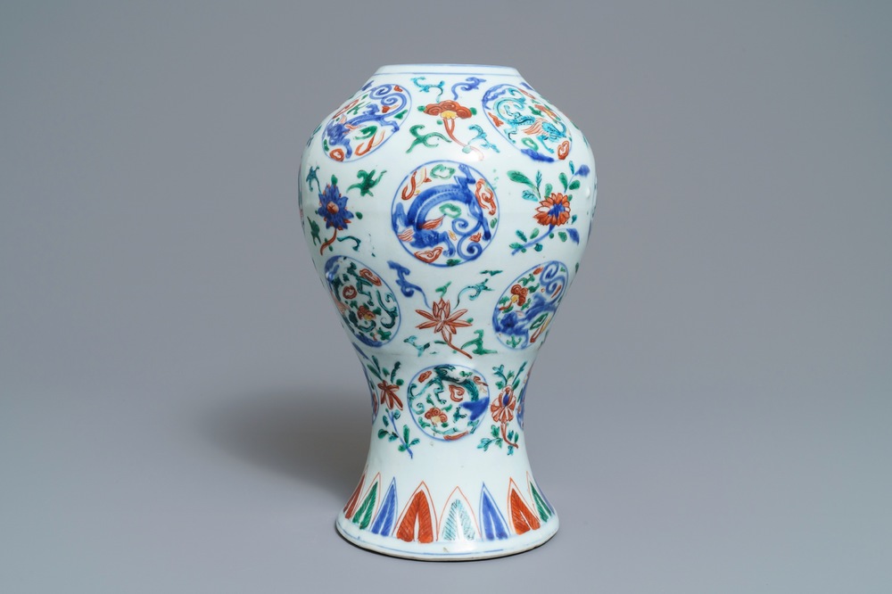 Un vase en porcelaine de Chine wucai &agrave; d&eacute;cor de m&eacute;daillons aux dragons, Jiajing