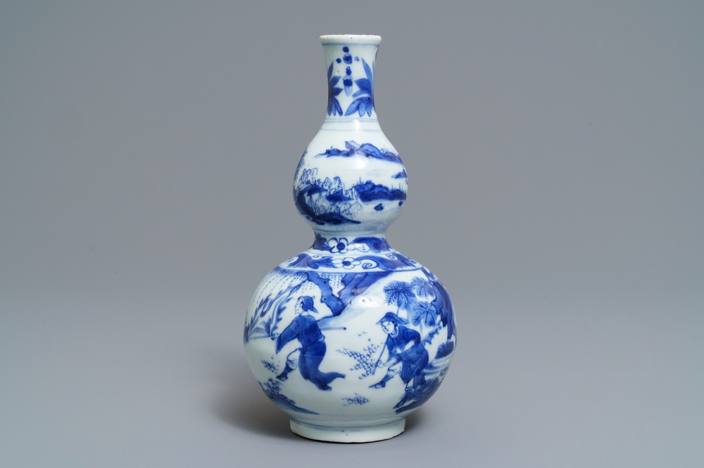 Een Chinese blauwwitte kalebasvaas met figuratief decor rondom, Transitie periode