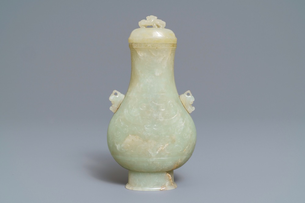 Een Chinese archa&iuml;sche celadon jade dekselvaas, 19e eeuw