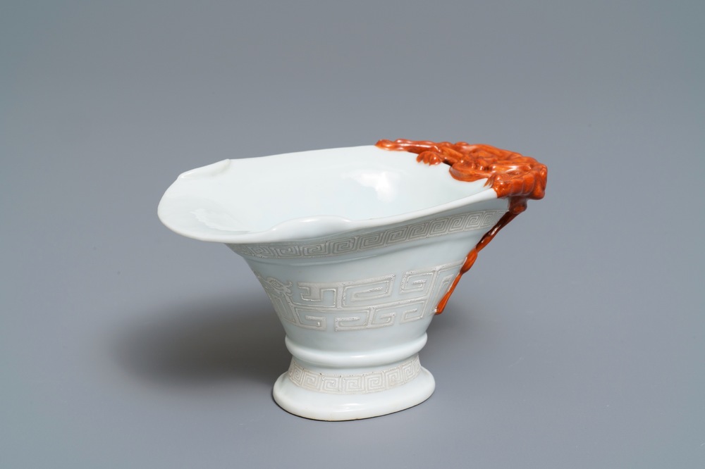 Une coupe libatoire en porcelaine de Chine 'bianco sopra bianco' et rouge de fer, 19&egrave;me