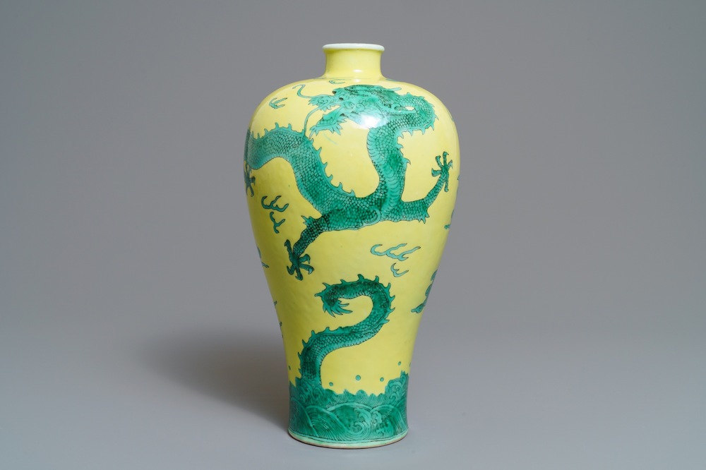 Un vase de forme meiping en porcelaine de Chine &agrave; d&eacute;cor de dragons en vert et jaune, 19/20&egrave;me