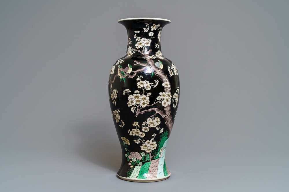 Un vase en porcelaine de Chine famille noire, Kangxi
