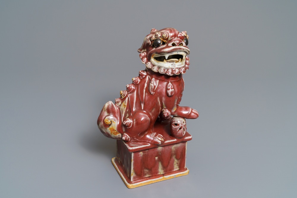 Un mod&egrave;le d'un lion bouddhiste en porcelaine de Chine monochrome sang de boeuf, 19&egrave;me