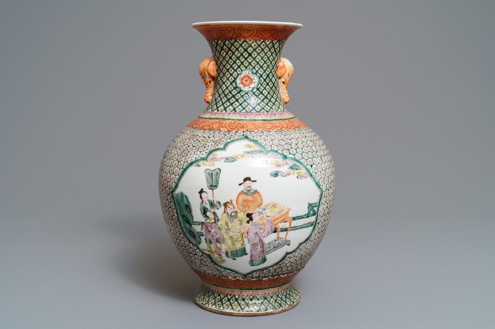 Un vase en porcelaine de Chine famille rose aux anses en forme d'&eacute;l&eacute;phants, marque de Wanli, 19&egrave;me