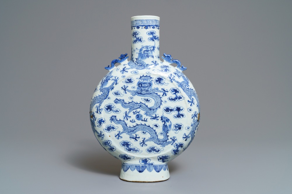 Een Chinese blauwwitte moonflask met drakendecor, 19e eeuw