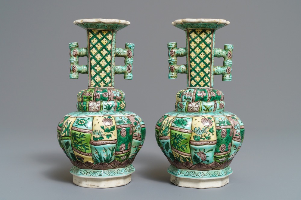 Une paire de vases en biscuit &eacute;maill&eacute; vert, Kangxi