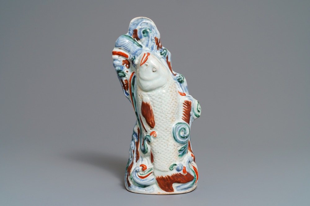 Un vase &agrave; suspendre en forme de carpe en porcelaine Arita de Japon, Edo, 18&egrave;me