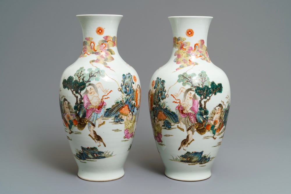 Une paire de vases en porcelaine de Chine famille rose, marque de Qianlong, 20&egrave;me