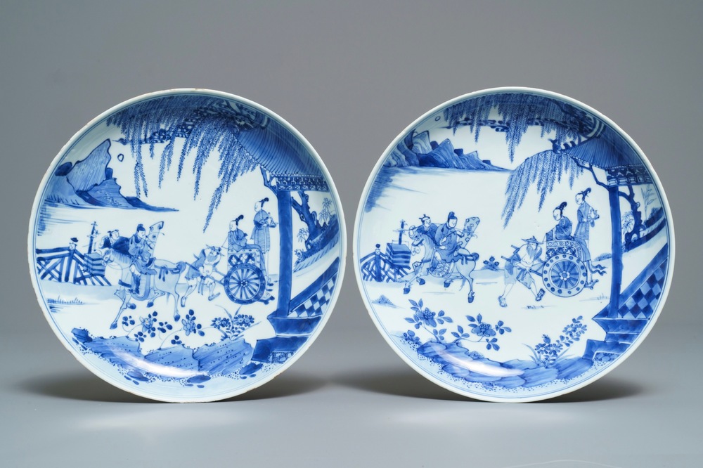 Une paire de plats en porcelaine de Chine bleu et blanc &agrave; d&eacute;cor figuratif, Kangxi/Yongzheng