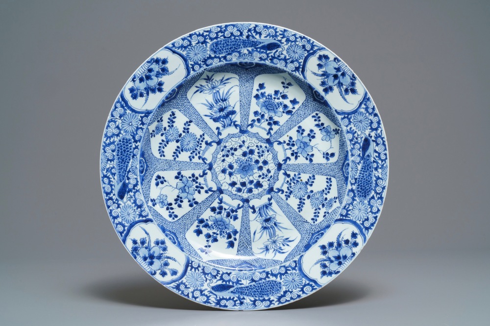 Un grand plat en porcelaine de Chine bleu et blanc &agrave; bordure aux paons, Kangxi