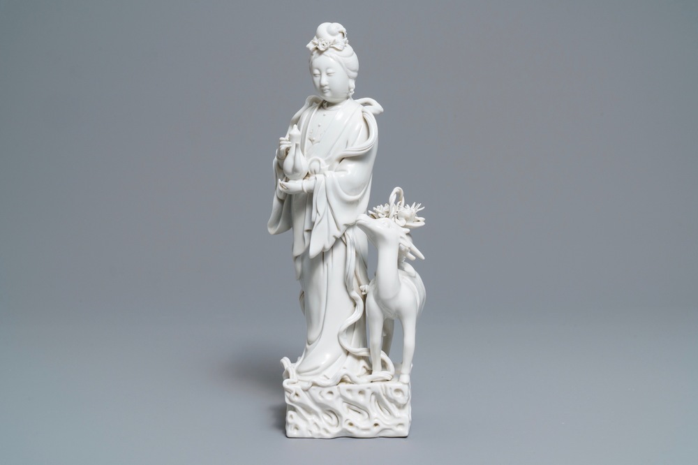 Un groupe en porcelaine blanc de Chine de Dehua figurant Magu avec un cerf, marque en creux, 18/19&egrave;me