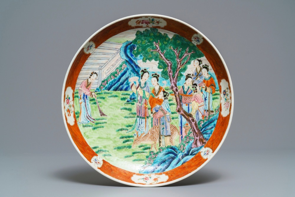 Un plat en porcelaine de Chine famille rose &agrave; d&eacute;cor de femmes dans un jardin, 19&egrave;me