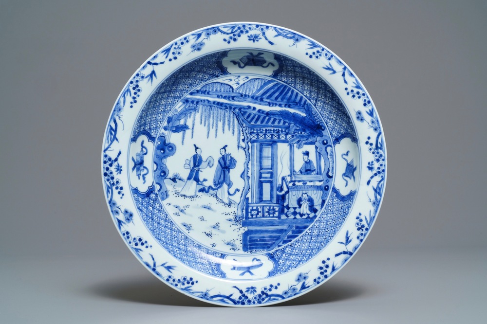 Un plat en porcelaine de Chine bleu et blanc &agrave; d&eacute;cor de 'La Romance de la chambre de l'ouest', Kangxi/Yongzheng
