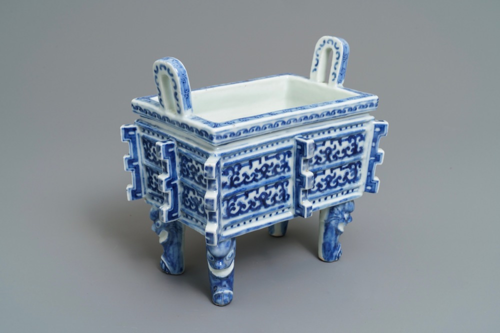 A Chinese blue and white 'ding' incense burner, 18/19th C.