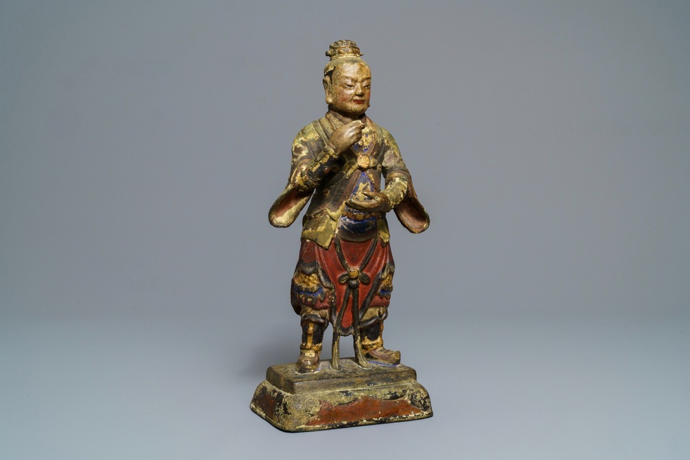 Une grande figure d'un gardien en bronze et polychromie, Chine, Ming