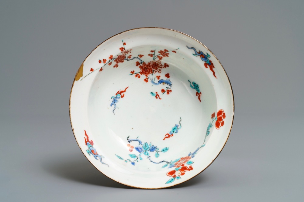 Un bol en porcelaine Kakiemon de Japon &agrave; d&eacute;cor floral, Edo, 18&egrave;me