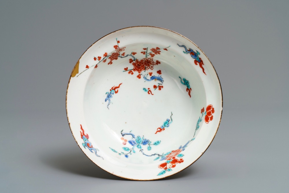 A Japanese Kakiemon bowl with floral design, Edo, 18th C.