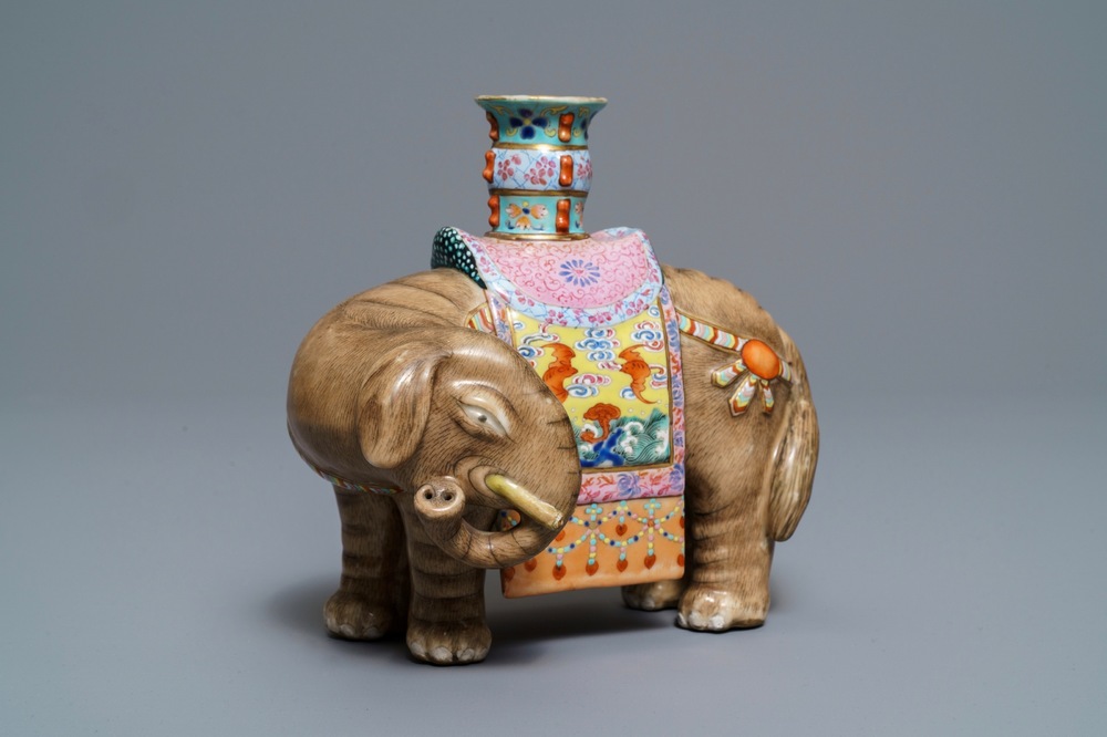 Un bougeoir en forme d'&eacute;l&eacute;phant en porcelaine de Chine famille rose, Jiaqing