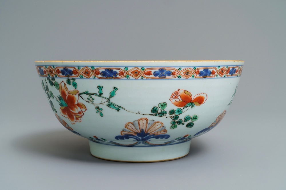 Un bol en porcelaine de Chine verte-Imari &agrave; d&eacute;cor floral, Kangxi