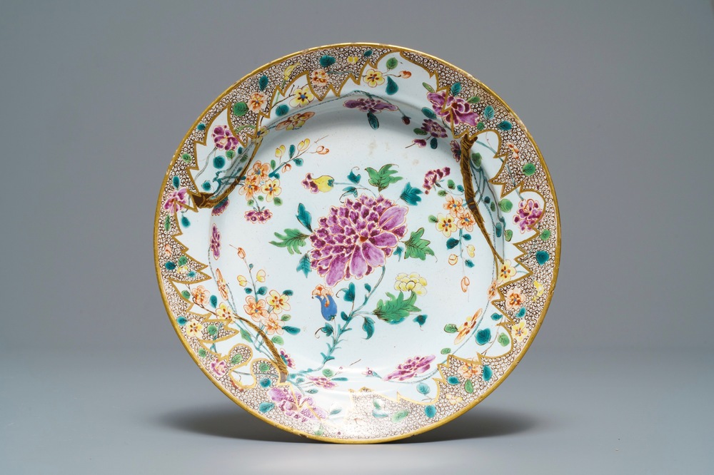 Een chinoiserie bord in famille rose-stijl, Holitsch, Hongarije, 18e eeuw