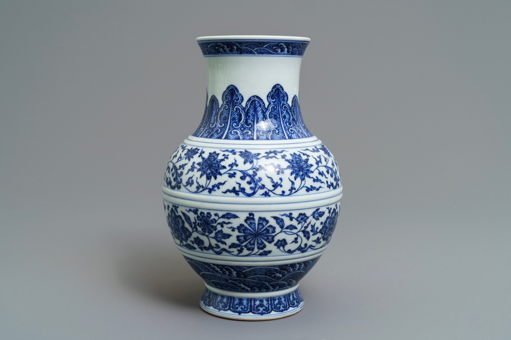 Un vase en porcelaine de Chine bleu et blanc &agrave; d&eacute;cor de rinceaux floraux, marque de Qianlong, 19/20&egrave;me