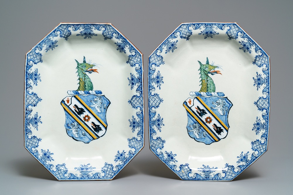 Een paar grote polychrome octagonale Delftse schotels met wapen van Webster, 18e eeuw