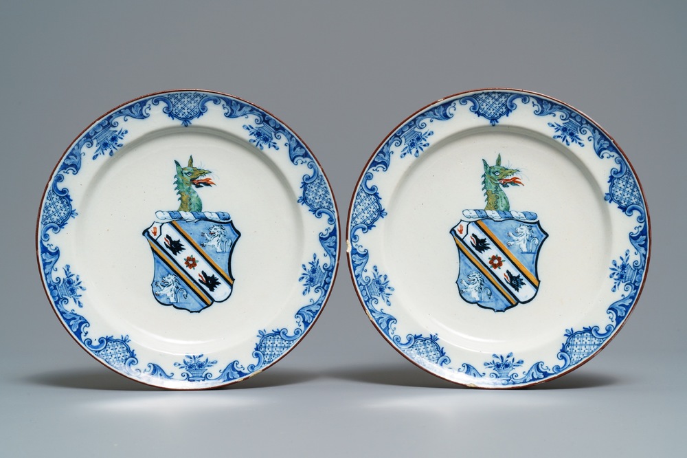 Une paire d'assiettes armori&eacute;es en fa&iuml;ence polychrome de Delft, 18&egrave;me