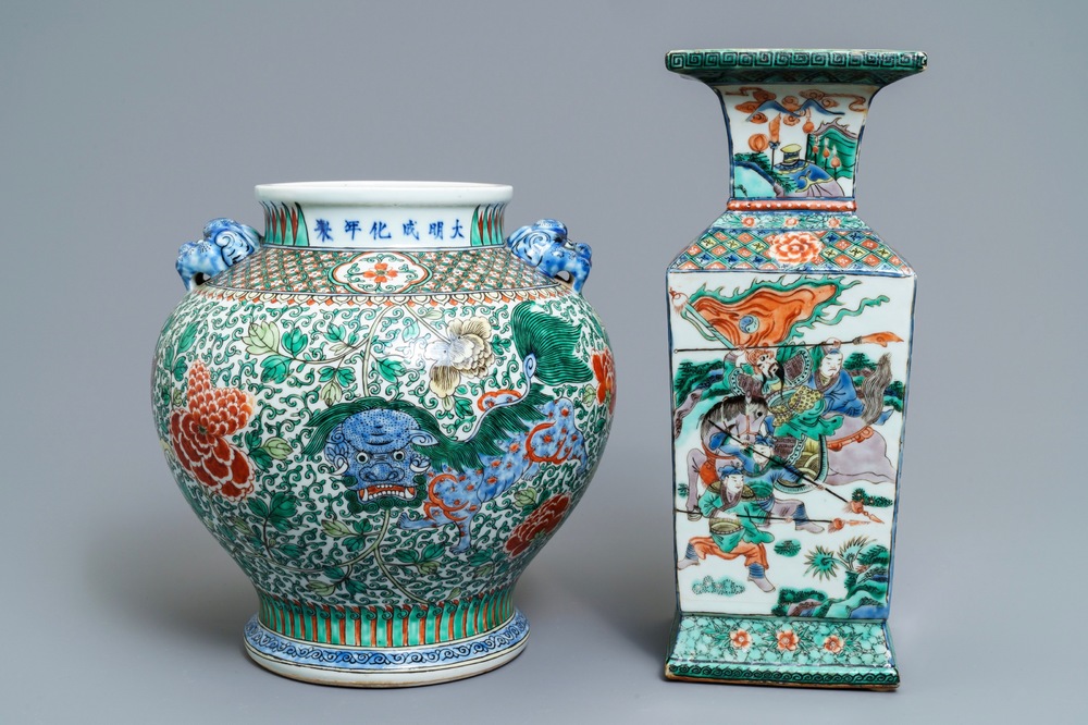 Deux vases en porcelaine de Chine famille verte et wucai, 19&egrave;me