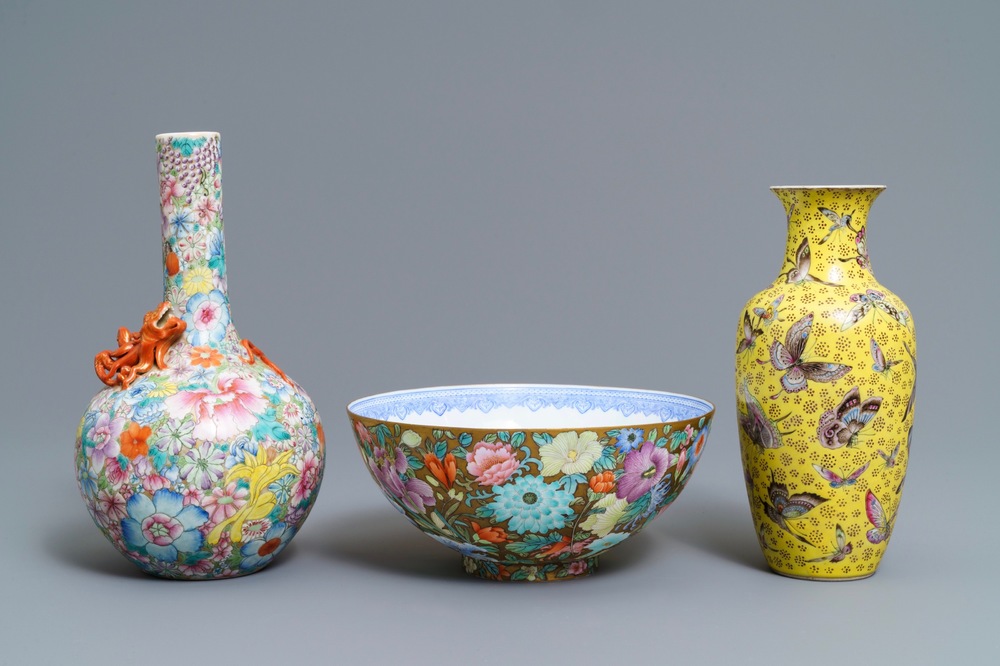 Deux vases en porcelaine de Chine famille rose et un bol en coquille d'oeuf, R&eacute;publique, 20&egrave;me