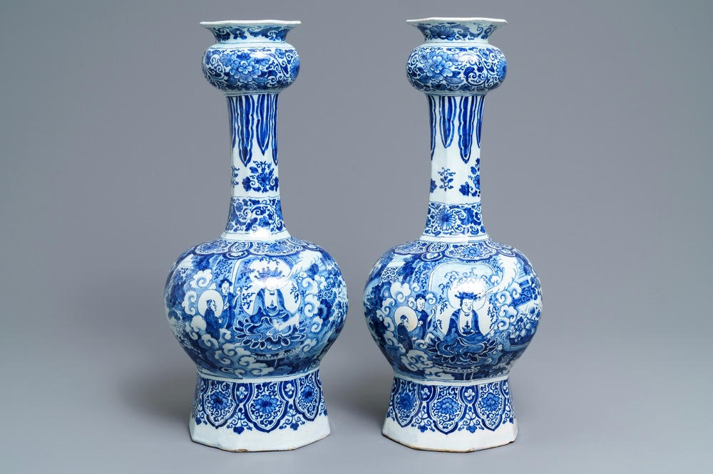 Une paire de grands vases en fa&iuml;ence de Delft bleu et blanc &agrave; d&eacute;cor de chinoiserie, fin du 17&egrave;me