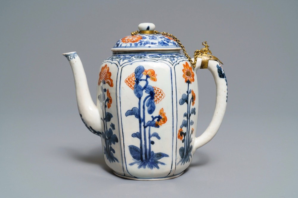 A large Japanese Kakiemon blue and white, iron red and gilt teapot, Edo, 17th C.