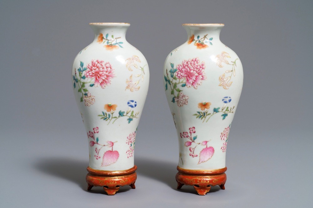 A pair of Chinese wall pocket vases with floral design, Qianlong mark, 19/20th C.