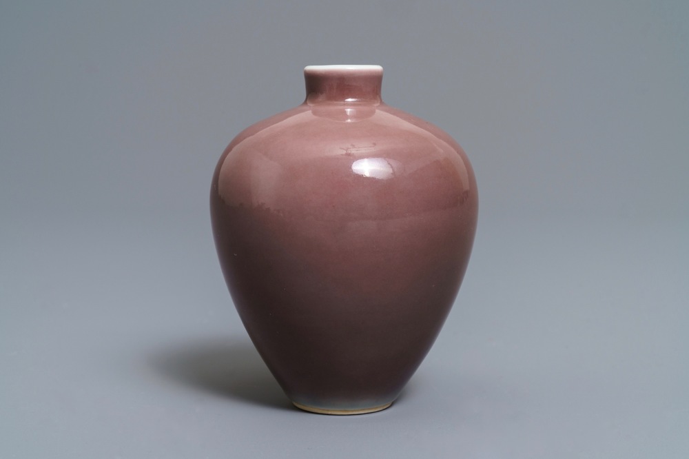 Un vase en porcelaine de Chine rouge monochrome, marque de Xuande, 19&egrave;me