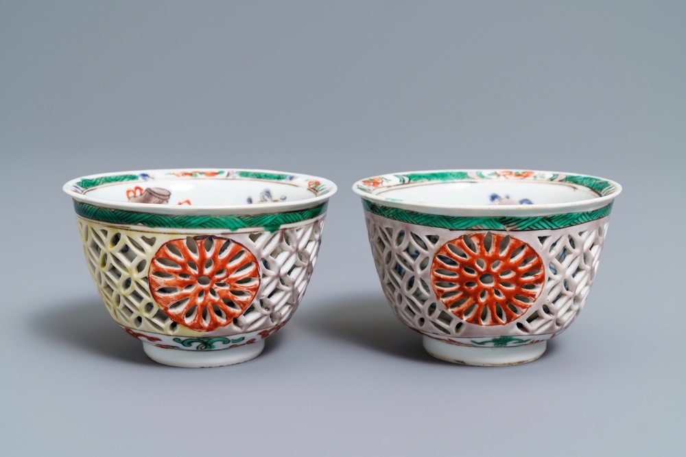 Une paire de bols ajour&eacute;s &agrave; double parois en porcelaine de Chine famille verte, Kangxi