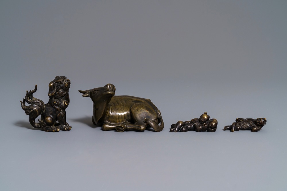Vier Chinese bronzen scrollgewichten, 18/19e eeuw