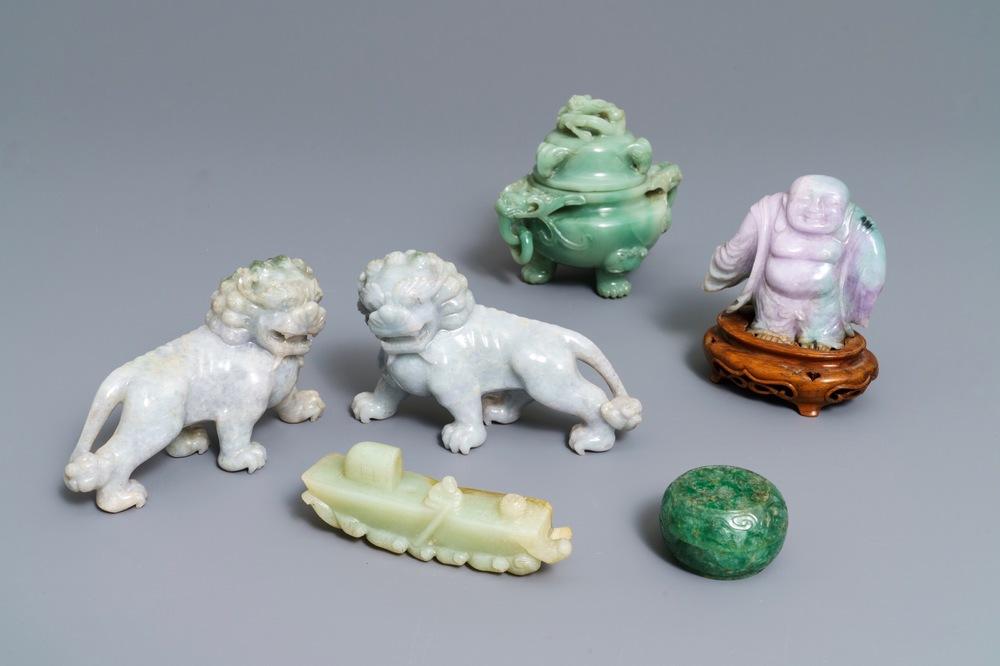 A varied collection of Chinese jade and jadeite carvings, 19/20th C.