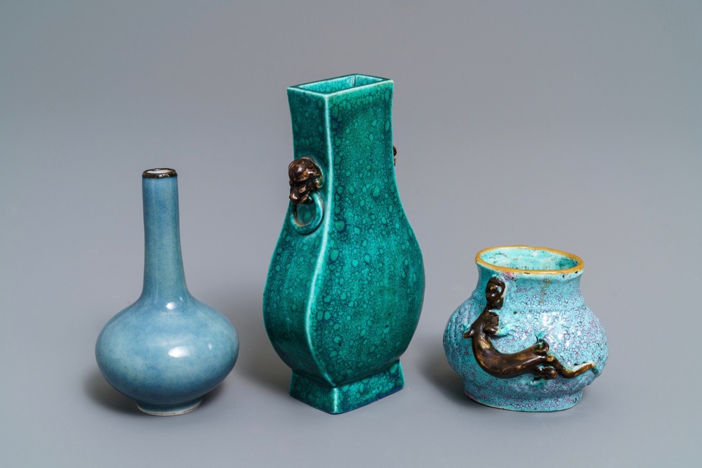 Trois petits vases en porcelaine de Chine monochrome, 19/20&egrave;me